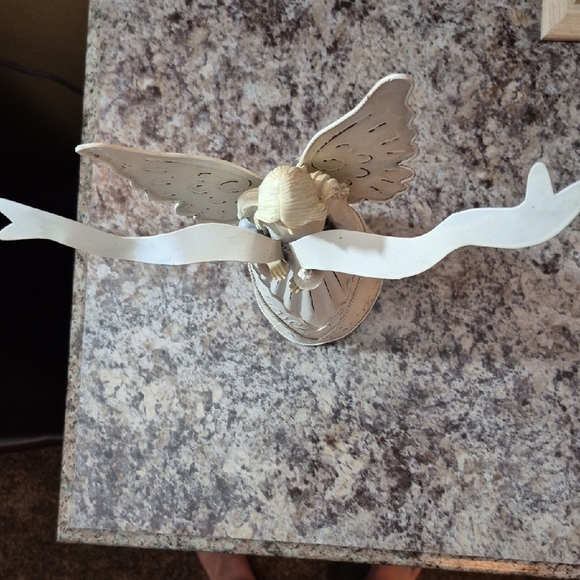 Source Unknown Serene Angel Sculpture in Cream and White, Metal. - Picture 7 of 7